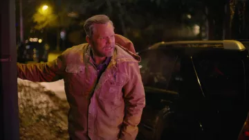Veste Carhartt portée par Frank Shaw (Joel McHale) dans Animal Control (saison 1, épisode 7)