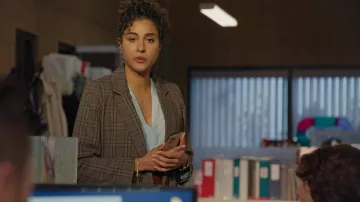 Bracelet en chaîne porté par Emily Price (Vella Lovell) dans la garde-robe de la série télévisée Animal Control (saison 1, épisode 7)