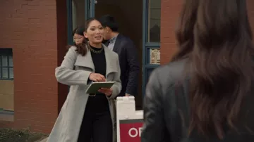 Collier porté par l’agent immobilier (Kristina Capati) vu dans Animal Control (S01E07)