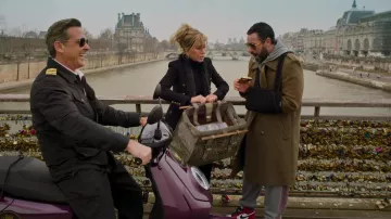 Nike Air Jordan 1 Baskets portées par Nick (Adam Sandler) comme on le voit dans Murder Mystery 2
