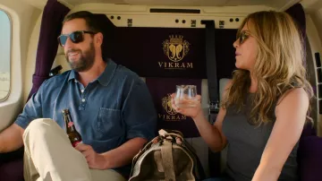 Polo bleu porté par Nick (Adam Sandler) comme on le voit dans Murder Mystery 2 