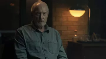 Chemise en jean portée par le Dr Ben Wilson (Charles Dance) dans la série télévisée Rabbit Hole (S01E03)