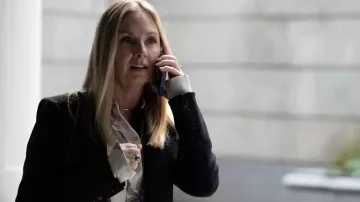 Bague en pierre verte portée par Sandi Furness (Hope Davis) vue dans la série télévisée Succession (S04E02)
