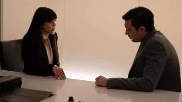 Boucles d’oreilles portées par Kerry (Zoe Winters) dans l’émission télévisée Succession (S04E02)