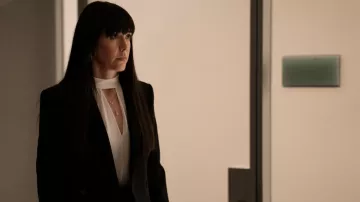 Haut de chemisier blanc porté par Kerry (Zoe Winters) vu dans Succession (S04E02)