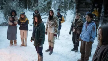 Veste à capuche en fourrure portée par Teen Lottie (Courtney Eaton) comme on le voit dans Yellowjackets (S02E02)
