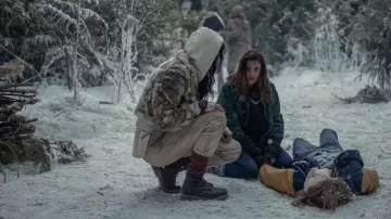 Bottes portées par Teen Lottie (Courtney Eaton) dans la série télévisée Yellowjackets (S02E02)