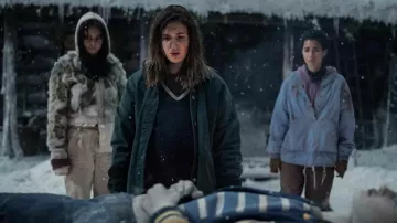 Pull à col V porté par Teen Shauna (Sophie Nélisse) vu dans Yellowjackets (S02E02)