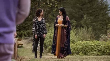 Long printed kimono robe worn by Lottie (Simone Kessell) as seen in Yellowjackets (S02E02)