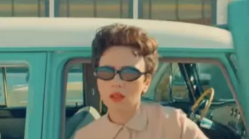 Lunettes de soleil portées par Midge Campbell (Scarlett Johansson) comme on le voit dans le film Asteroid City