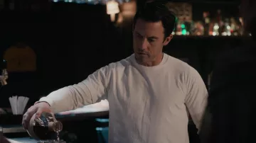 Camiseta blanca de manga larga usada por Charlie Nicoletti (Milo Ventimiglia) como se ve en los trajes de la serie de televisión The Company You Keep (S01E06)