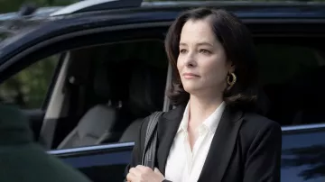 Boucles d’oreilles en or portées par Elaine (Parker Posey) comme on le voit dans Beau Is Afraid