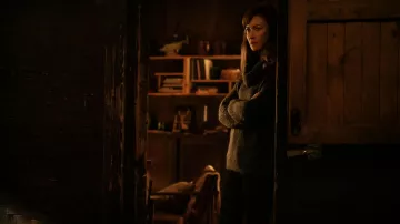 Pull à col roulé porté par Olga Kurylenko vu dans Extraction 2