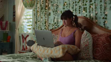 Haut violet porté par Lahela 'Doogie' Kamealoha (Peyton Elizabeth Lee) vu dans Doogie Kamealoha, MD Garde-robe de la série télévisée (S02E01)