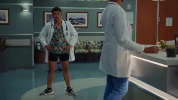 Chaussures de course Adidas Ultraboost 22 portées par le Dr Lee (Ronny Chieng) comme on le voit dans Doogie Kamealoha, M.D. (S02E03)