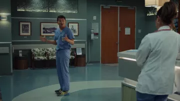 Baskets Asics portées par le Dr Lee (Ronny Chieng) comme on le voit dans Doogie Kamealoha, M.D. (S02E04)