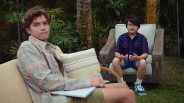 Vans Blue Hi Top sneakers portés par Brian Patrick Kamealoha (Wes Tian) comme on le voit dans Doogie Kamealoha, M.D. série télévisée (saison 2 épisode 4)