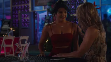 Haut rouge et ensemble pantalon portés par Lahela 'Doogie' Kamealoha (Peyton Elizabeth Lee) comme on le voit dans Doogie Kamealoha, M.D. (S02E05)