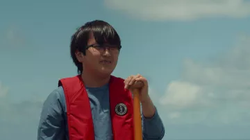 Gilet de survie Mustang en rouge porté par Brian Patrick Kamealoha (Wes Tian) comme vu dans Doogie Kamealoha, M.D. (S02E07)