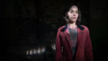 Veste rouge portée par G’iah (Emilia Clarke) comme on le voit dans Secret Invasion (saison 1)