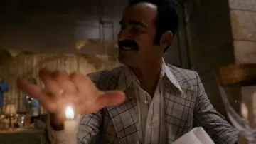 Chaqueta blazer a cuadros usada por G. Gordon Liddy (Justin Theroux) como se ve en White House Plumbers (Temporada 1)