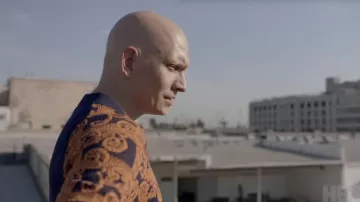 Chemise imprimée portée par NoHo Hank (Anthony Carrigan) comme on le voit dans les tenues de la série télévisée Barry (saison 4)