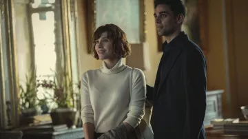 Col roulé blanc porté par Anna Barton Charlie Murphy) dans la garde-robe de la série télévisée Obsession (saison 1)