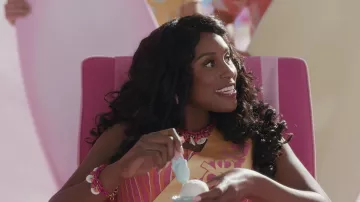 Bracelet et collier de mollusques et crustacés portés par Barbie (Issa Rae) comme on le voit dans Barbie