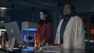 Veste de manteau rouge portée par The Mantle Twins (Rachel Weisz) comme on le voit dans Dead Ringers (saison 1)