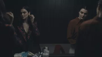 Veste blazer imprimée portée par The Mantle Twins (Rachel Weisz) comme on le voit dans les tenues de la série télévisée Dead Ringers (saison 1)