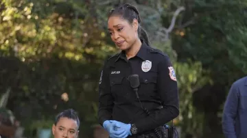 Montre numérique ronde portée par Tommy Vega (Gina Torres) comme on le voit dans 9-1-1: Lone Star (saison 4 épisode 11)