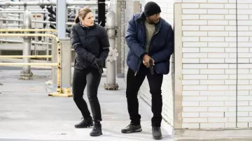 Bottes grises portées par l’agent spécial Ray Cannon (Edwin Hodge) comme on le voit dans la garde-robe de la série télévisée FBI: Most Wanted (saison 4, épisode 16)