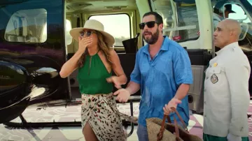 El top verde usado por Audrey (Jennifer Aniston) en Murder Mystery 2 