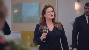 Boucles d’oreilles en or portées par Katherine Hastings (Ana Gasteyer) dans la garde-robe de la série télévisée américaine (saison 2, épisode 11)