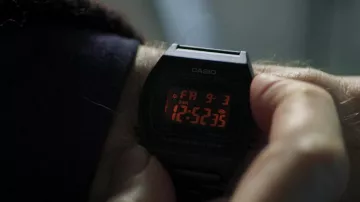 Montre numérique Casio B640W portée par Nemo (Willem Dafoe) vue dans Inside