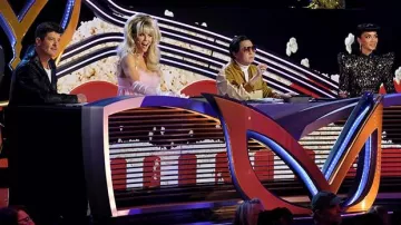 Lunettes de soleil portées par Ken Jeong dans la série télévisée The Masked Singer (saison 9, épisode 8)