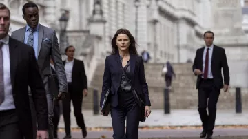 Bolso de cuero usado por Kate Wyler (Keri Russell) como se ve en el vestuario de la serie de televisión The Diplomat (Temporada 1)