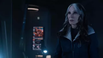 Longue veste zippée portée par le docteur Beverly Crusher (Gates McFadden) comme on le voit dans Star Trek: Picard (S03E08)