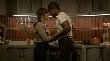 Suéter usado por Allison (Rashida Jones) como se ve en la serie de televisión Silo (Temporada 1)