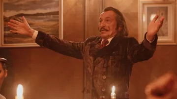 Veste blazer en velours portée par Salvador Dali (Ben Kingsley) vue à Dalíland
