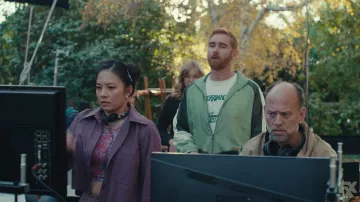 Crop top imprimé porté par Emma (Christine Ko) dans sa garde-robe DAVE (S03E02)