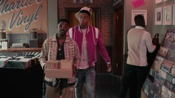 Pantalon de survêtement Adidas porté par Jazz (Jordan L. Jones) vu dans les tenues de la série télévisée Bel-Air (saison 2 épisode 7)