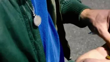 Collier de pièces porté par Zeki Müller (Elyas M’Barek) dans Suck Me Shakespeer