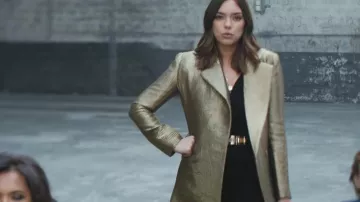 The golden coat worn by Alma in the clip De l'Amour de Urgence Homophobie