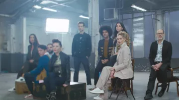 The beige blazer worn by Camille Lou in the clip De l'Amour de Urgence Homophobie