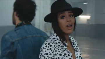 Amel Bent's black hat in the clip De l'Amour de Urgence Homophobie