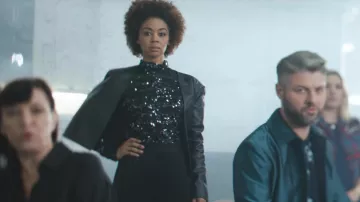 The black sequined t-shirt worn by Aurélie Konaté in clip De l'Amour de Urgence Homophobie