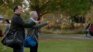 Sac de sport Wilson porté par Tony Conigula (Diedrich Bader) vu dans Lucky Hank (S01E04)