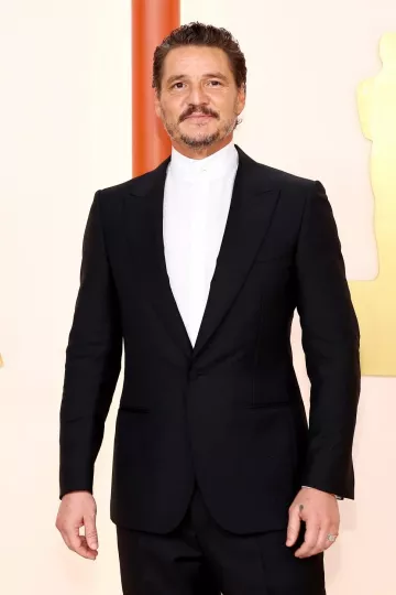 La camisa de cuello recto usada por Pedro Pascal en los Premios Oscar 2023