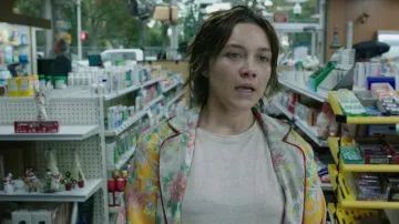 Chaqueta con estampado floral usada por Allison (Florence Pugh) como se ve en A Good Person